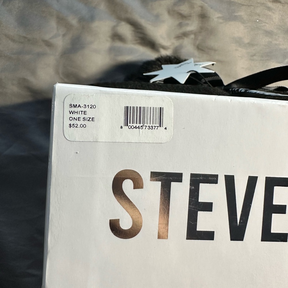 Steve Madden Bennie and Scarf Gift Set - Picture 4 of 4